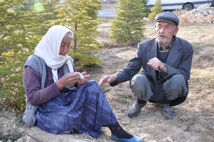 Ölen madencinin babasına valilik yeni lastik ayakkabı aldı Ölen madencinin babasına valilik yeni lastik ayakkabı aldı