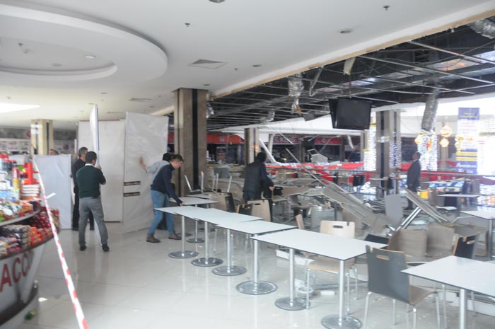 Alışveriş merkezinde tavan çöktü, yaralılar var