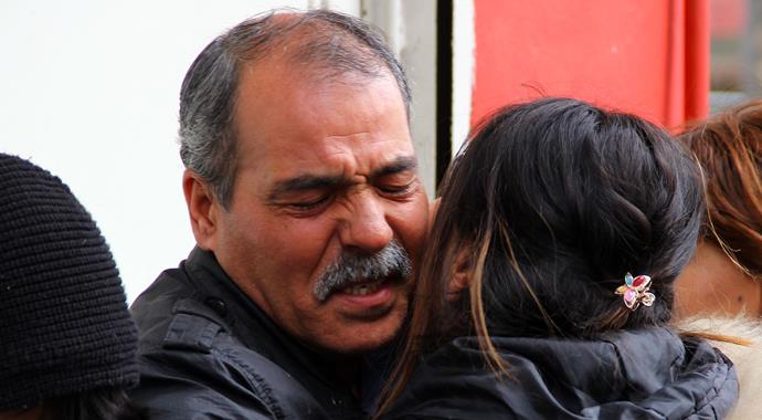 Özgecan gözyaşları arasında toprağa verildi Özgecan gözyaşları arasında toprağa verildi