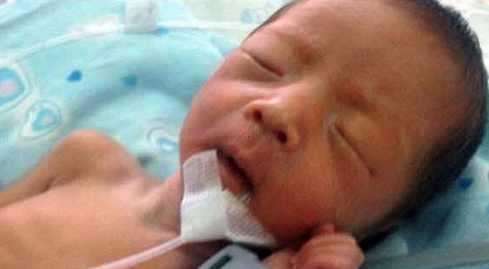 Yeni doğan bebeği öldü diye gömdüler ama... Yeni doğan bebeği öldü diye gömdüler ama...