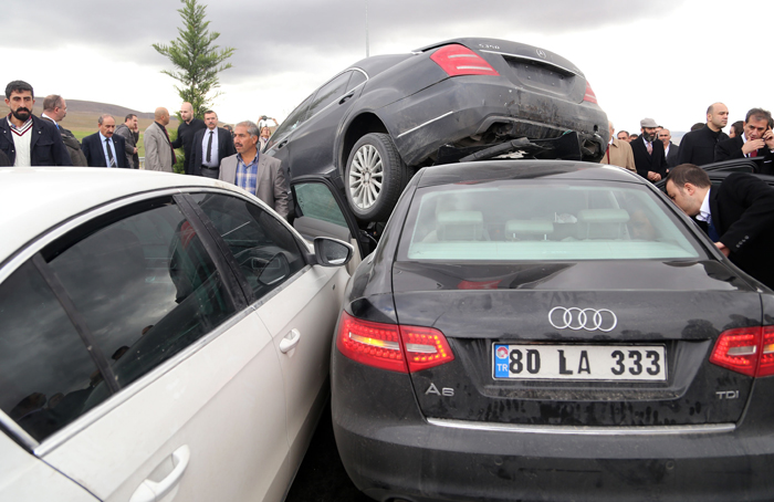 Bahçeli'nin konvoyunda zincirleme kaza! Bahçeli'nin konvoyunda zincirleme kaza!