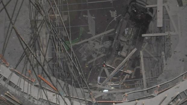 Metro inşaatının çukuruna düşen otomobilden sağ çıktı