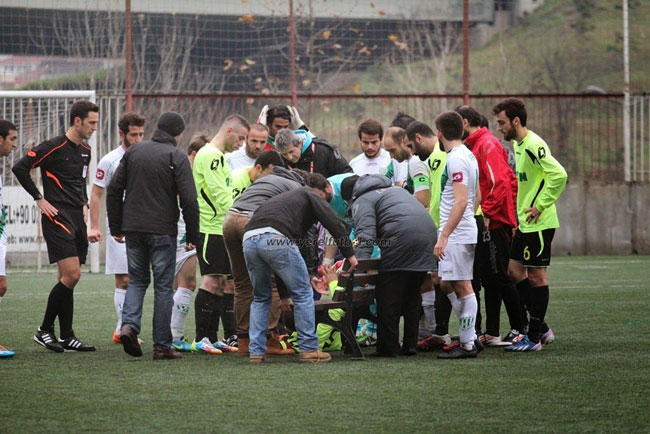 Ayağı kırılan futbolcuyu bank ile taşıdılar! Ayağı kırılan futbolcuyu bank ile taşıdılar!