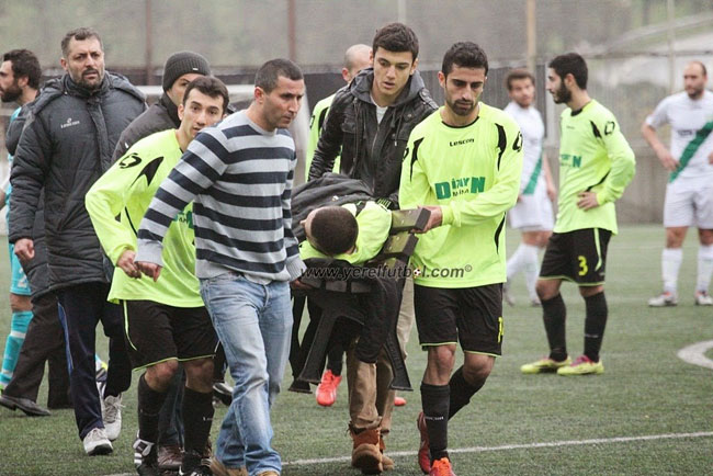 Ayağı kırılan futbolcuyu bank ile taşıdılar! Ayağı kırılan futbolcuyu bank ile taşıdılar!