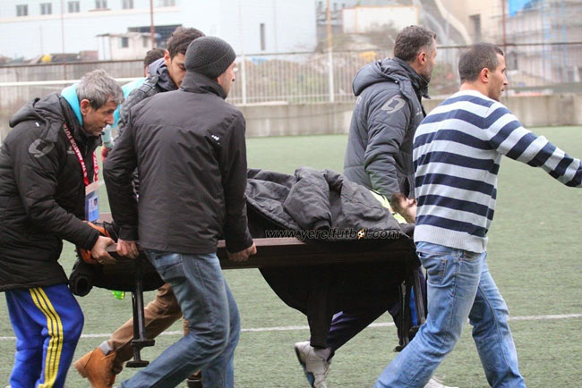 Ayağı kırılan futbolcuyu bank ile taşıdılar! Ayağı kırılan futbolcuyu bank ile taşıdılar!