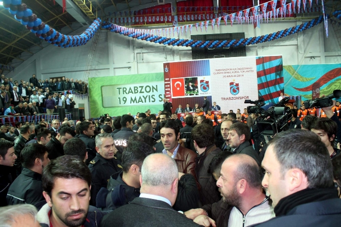 Trabzonspor 69. Olağan Genel Kurulu'nda kavgalar bitmiyor Trabzonspor 69. Olağan Genel Kurulu'nda kavgalar bitmiyor