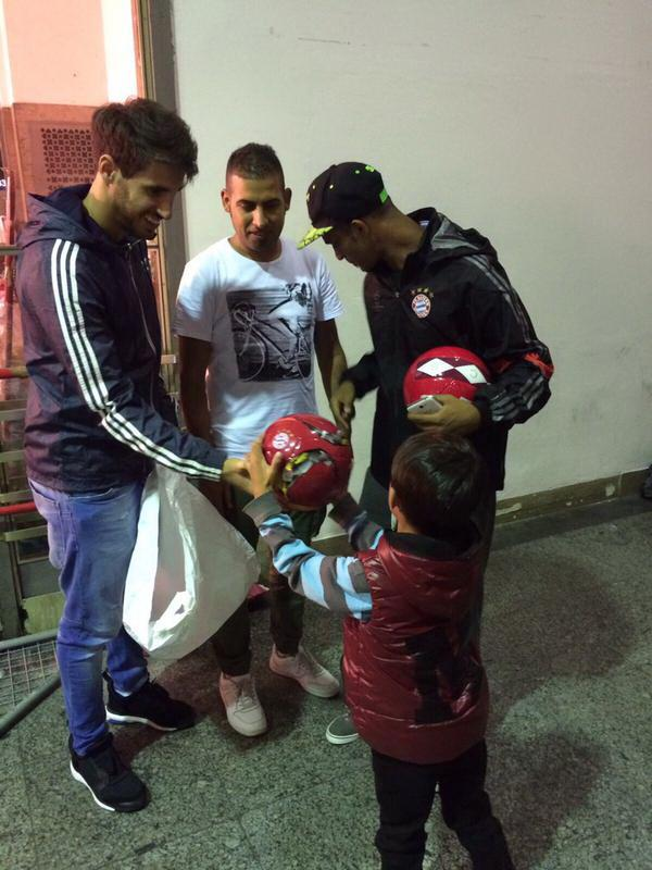 Bayern Münih'li Javi Martinez, Münih tren garında mültecileri... Bayern Münih'li Javi Martinez, Münih tren garında mültecileri...