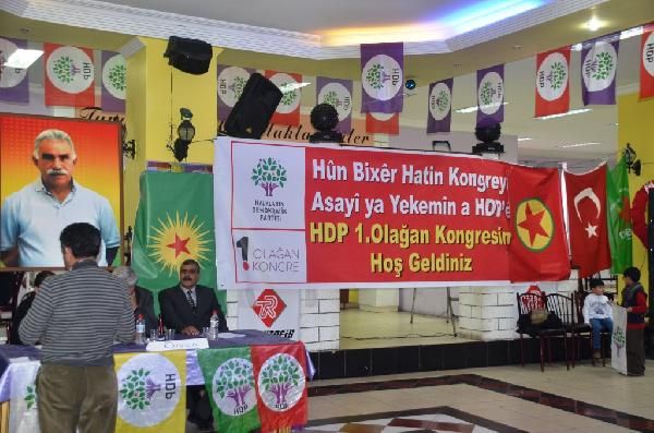 HDP kongresinde Türk bayrağını onun yanına astılar