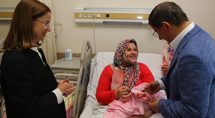 Davutoğlu kulağına ezan okuduğu bebeğe isim verdi