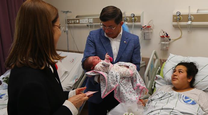 Davutoğlu kulağına ezan okuduğu bebeğe isim verdi