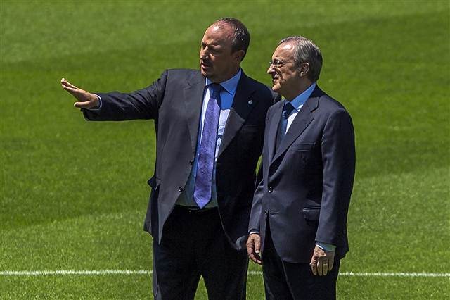 Rafael Benitez ağlaya ağlaya imza attı Rafael Benitez ağlaya ağlaya imza attı