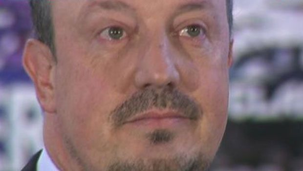 Rafael Benitez ağlaya ağlaya imza attı Rafael Benitez ağlaya ağlaya imza attı