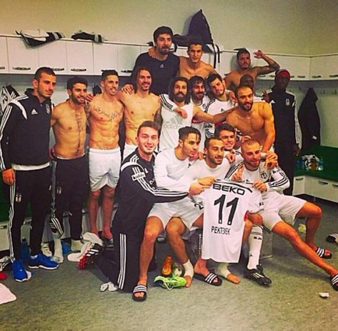 Beşiktaşlı futbolculardan galibiyet pozu