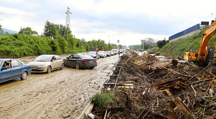 D-100 karayolu sel nedeniyle ulaşıma kapandı