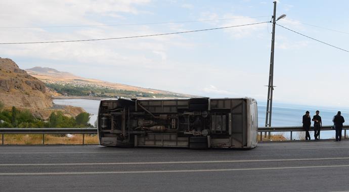 Bitlis'te otobüs devrildi: 10 yaralı Bitlis'te otobüs devrildi: 10 yaralı