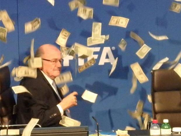 Blatter'e 'paralı' protesto Blatter'e 'paralı' protesto