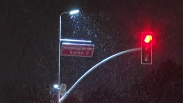 İstanbul'da kar yağışı başladı! İstanbul'da kar yağışı başladı!