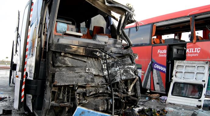 Seçim otobüsü dinlenme tesisine daldı: 3 yaralı Seçim otobüsü dinlenme tesisine daldı: 3 yaralı