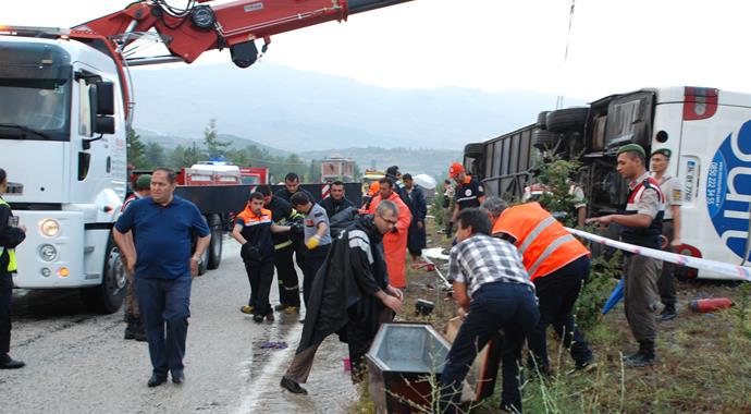 Burdur'da yolcu otobüsü devrildi: 1 ölü, 14 yaralı Burdur'da yolcu otobüsü devrildi: 1 ölü, 14 yaralı