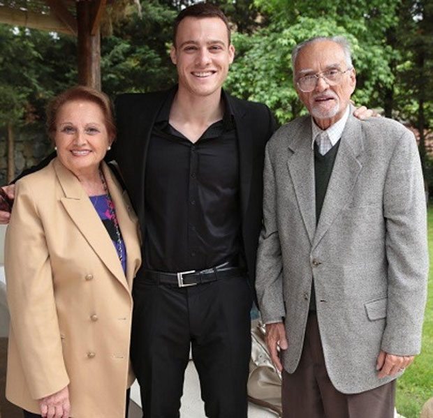 Kerem Bursin'in acı günü Kerem Bursin'in acı günü