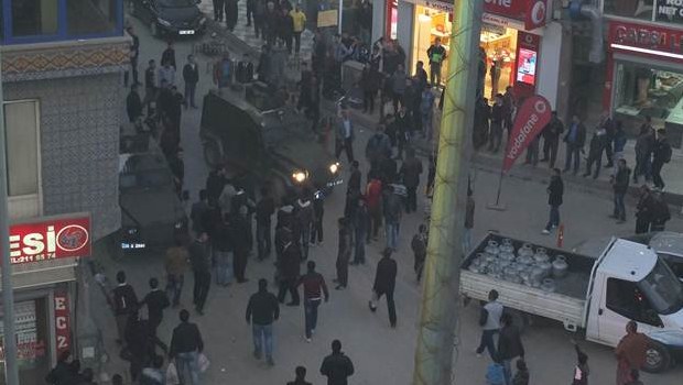 Hâkkari'de gözaltı sonrası ortalık karıştı Hâkkari'de gözaltı sonrası ortalık karıştı