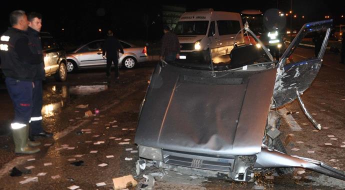 Kırıkkale'de korkunç kaza! Otomobil ikiye bölündü, 8 yaralı Kırıkkale'de korkunç kaza! Otomobil ikiye bölündü, 8 yaralı