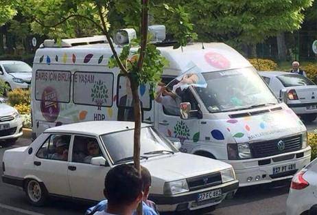 HDP seçim aracında dikkat çeken ayrıntı!