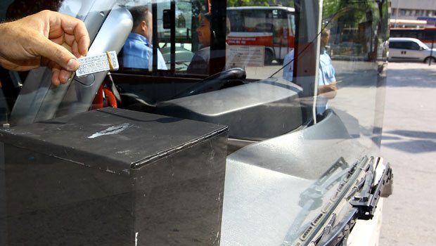 İzmir'de kağıt bilet uygulaması uzun kuyruklara sebep oldu İzmir'de kağıt bilet uygulaması uzun kuyruklara sebep oldu