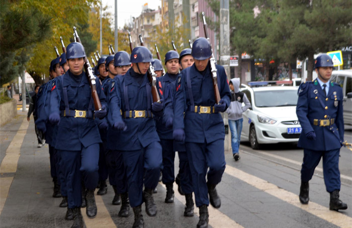 Diyarbakır'da askerler 'Akan kanlar bayrak için' sloganıyla yürüdü Diyarbakır'da askerler 'Akan kanlar bayrak için' sloganıyla yürüdü
