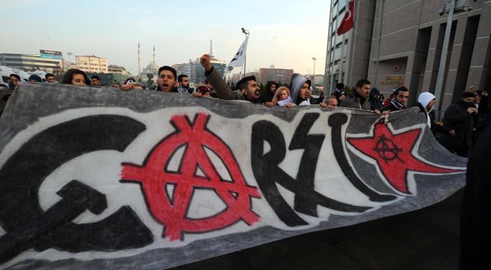 Çarşı davası önce taraftarlar bir olup adliyeye akın etti Çarşı davası önce taraftarlar bir olup adliyeye akın etti