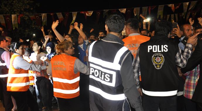 Mustafa Ceceli'nin konserinde neler oldu? Mustafa Ceceli'nin konserinde neler oldu?