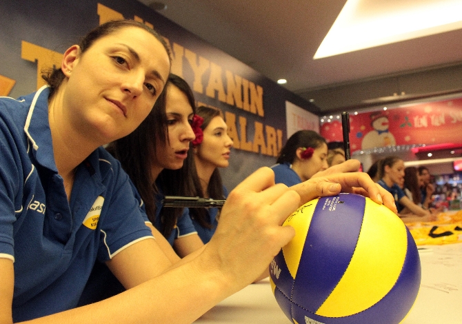 VakıfBank Bayan Voleybol Takımı taraftarlarla buluştu