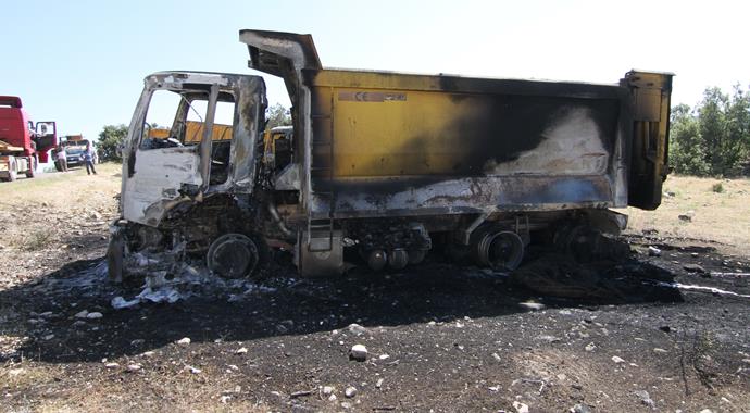 PKK iş makinelerini kundakladı PKK iş makinelerini kundakladı