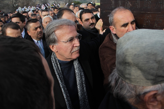 Mehmet Ali Şahin karısını gözyaşları ile uğurladı