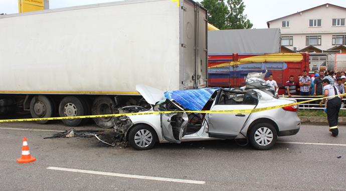 Otomobil park halindeki kamyona çarptı: 2 ölü Otomobil park halindeki kamyona çarptı: 2 ölü