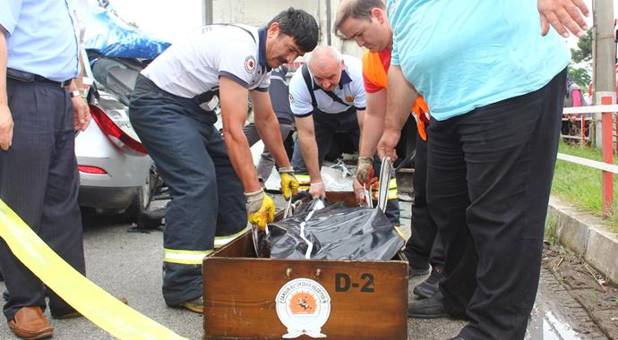 Otomobil park halindeki kamyona çarptı: 2 ölü Otomobil park halindeki kamyona çarptı: 2 ölü