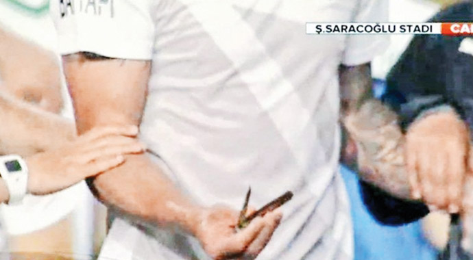 Kadıköy'de Aziz Yıldırım ve İsmail Kartal istifaya davet edildi Kadıköy'de Aziz Yıldırım ve İsmail Kartal istifaya davet edildi