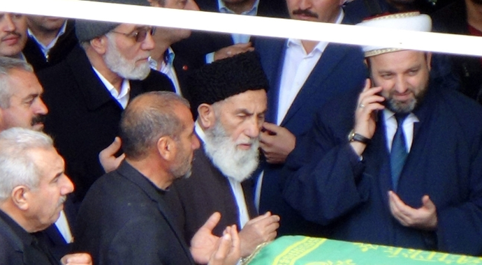 Ünlü alimin cenazesine binlerce kişi geldi Ünlü alimin cenazesine binlerce kişi geldi