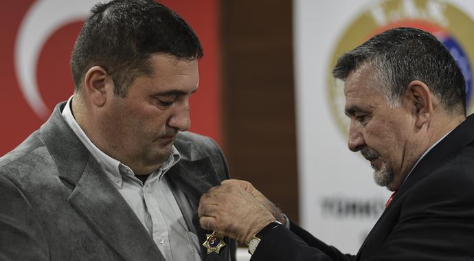 Şehit ailesine evini bağışladı, şeref madalyası verildi Şehit ailesine evini bağışladı, şeref madalyası verildi