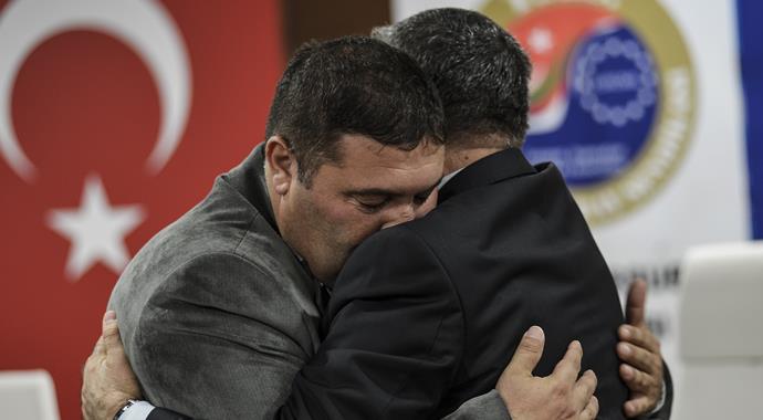 Şehit ailesine evini bağışladı, şeref madalyası verildi Şehit ailesine evini bağışladı, şeref madalyası verildi