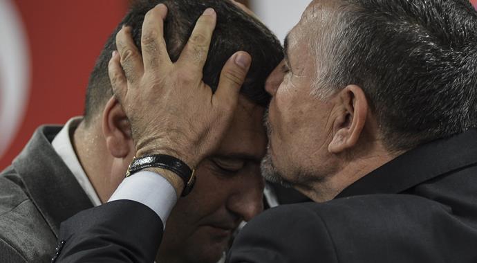 Şehit ailesine evini bağışladı, şeref madalyası verildi Şehit ailesine evini bağışladı, şeref madalyası verildi