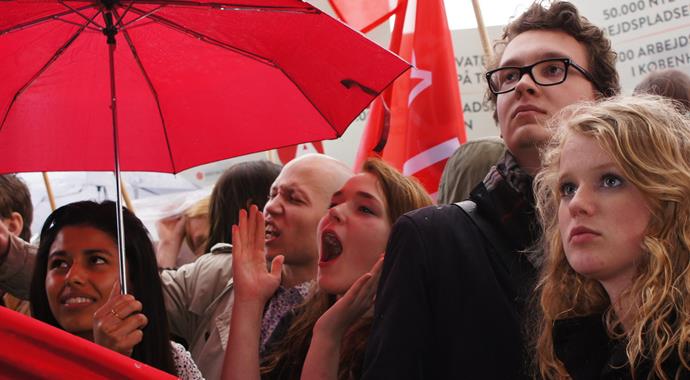 Başbakan, 1 Mayıs konuşmasının ardından protestoculardan kaçırıldı Başbakan, 1 Mayıs konuşmasının ardından protestoculardan kaçırıldı