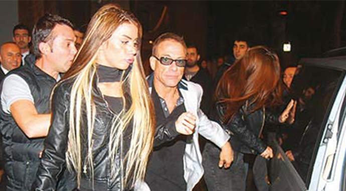 Van Damme'nin son aksiyon filmi! Gazetecileri dövdü Van Damme'nin son aksiyon filmi! Gazetecileri dövdü