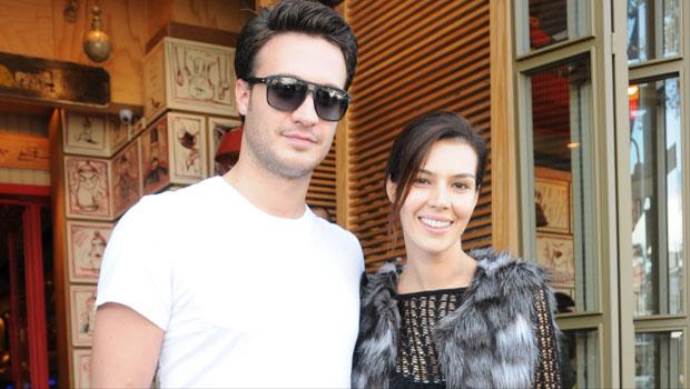 Hatice ve Burak çiftinden mutlu haber geldi! Nişanlandılar Hatice ve Burak çiftinden mutlu haber geldi! Nişanlandılar