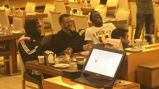 Demba Ba, taraftarı şaşırttı! Demba Ba, taraftarı şaşırttı!