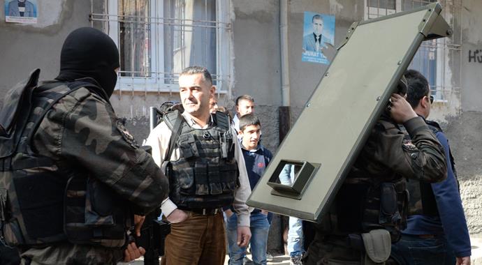 Dernek ofisine özel harekatlı operasyon! Dernek ofisine özel harekatlı operasyon!