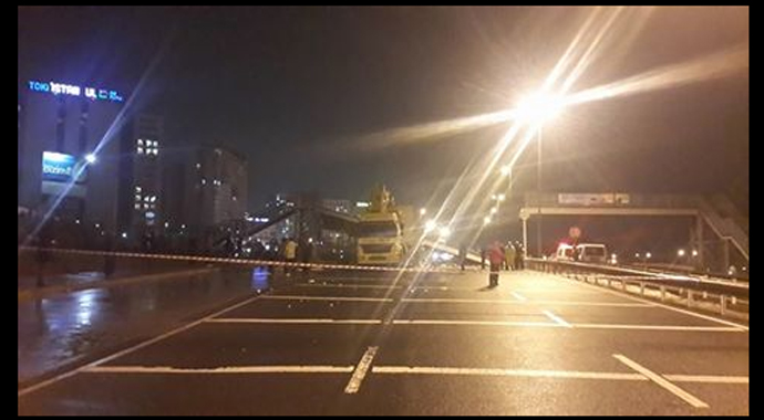 İstanbul'da üst geçit yıkıldı!