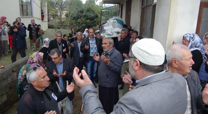 Yelda Kahvecioğlu'nun babası o haberlere isyan etti! Yelda Kahvecioğlu'nun babası o haberlere isyan etti!