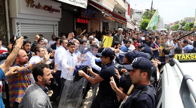 Diyarbakır'daki Mursi eylemlerinde 11 polis yaralandı