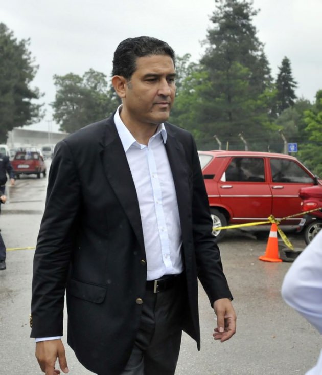 Ford'un Genel Müdürü eylemdeki işçilerle görüştü Ford'un Genel Müdürü eylemdeki işçilerle görüştü